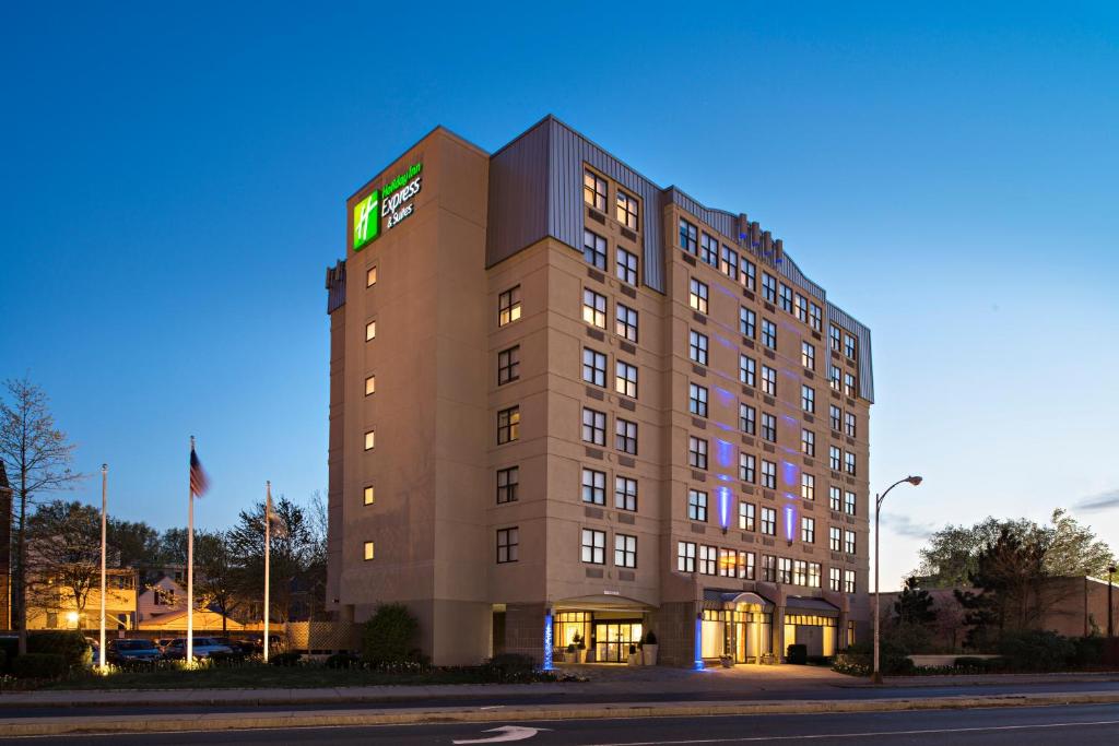 Holiday Inn Express & Suites Boston - Cambridge, an IHG Hotel